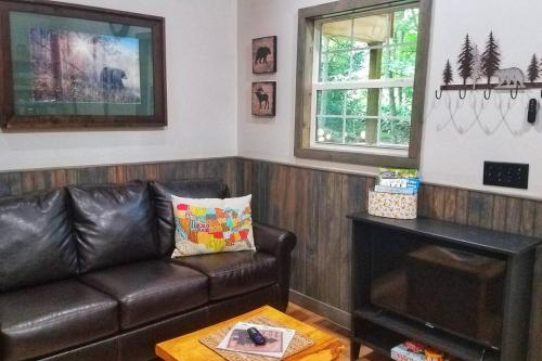 Holly Nest a Cozy Cabin Getaway near Gatlinburg in Cosby, USA