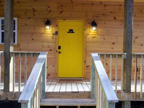 Magnolia Den a Pet-friendly Cabin Getaway near Gatlinburg in Cosby, USA
