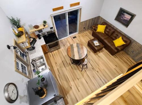Magnolia Den a Pet-friendly Cabin Getaway near Gatlinburg in Cosby, USA