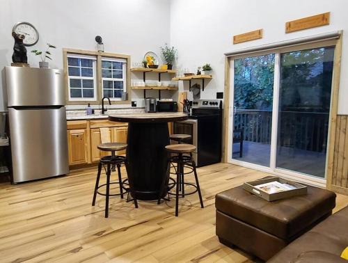 Magnolia Den a Pet-friendly Cabin Getaway near Gatlinburg in Cosby, USA