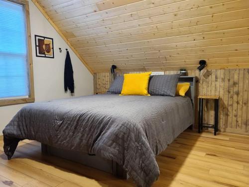 Magnolia Den a Pet-friendly Cabin Getaway near Gatlinburg in Cosby, USA