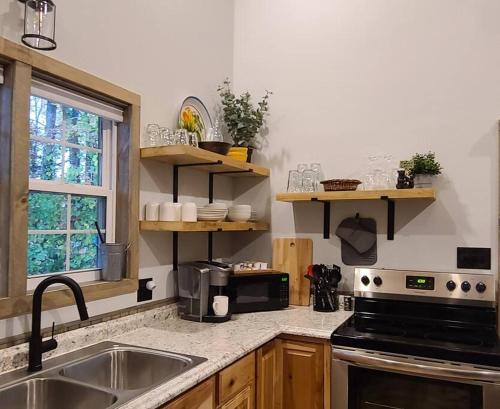Magnolia Den a Pet-friendly Cabin Getaway near Gatlinburg in Cosby, USA