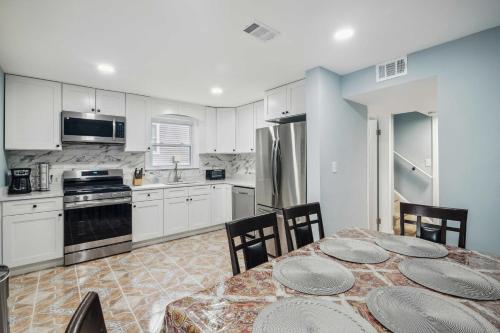 Pet-Friendly Mount Rainier Home with Gas Grill! in Mount Rainier, USA
