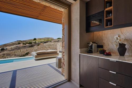 Létesítmények, Santorini Sky, The Retreat in Moni Profitou Iliou