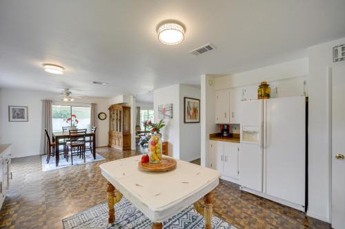 McQueeney Home w/ Grill ~ 10 Mi to New Braunfels in McQueeney