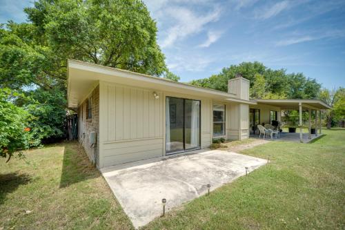 McQueeney Home w/ Grill ~ 10 Mi to New Braunfels in McQueeney