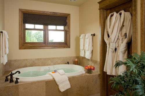 Inn on Lake Granbury a Boutique Hotel - 화장실