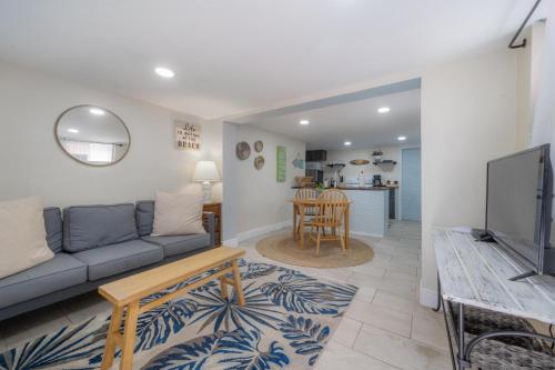 3365 Fifty Seventh Ave N, Unit Five
