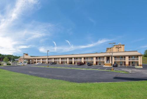 Econo Lodge Inn & Suites East