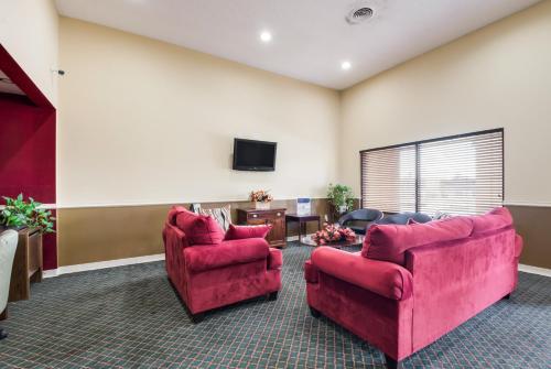 Econo Lodge Inn & Suites East