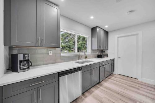 Sweet Escape 5 br/2ba min from airport and beach in Fort Lauderdale, USA