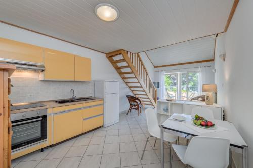 Beachfront apartment with balcony and parking Beachfront apartment with balcony and parking
