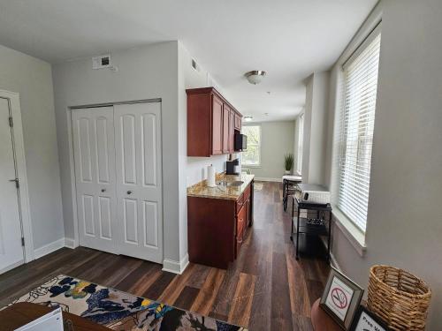 Gorgeous and Spacious Studio at the Historic Inman - 200 - main image