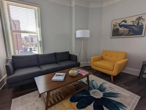 Unique 1 BR 1BA Stay in Downtown - 204