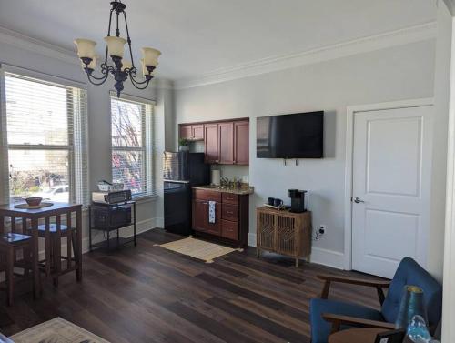 Unique 1 BR 1BA Stay in Downtown - 204 in Champaign, USA