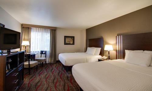2 queen beds