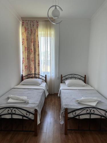2 twin beds
