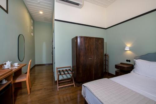 Deluxe Suite with Old Town View image 10