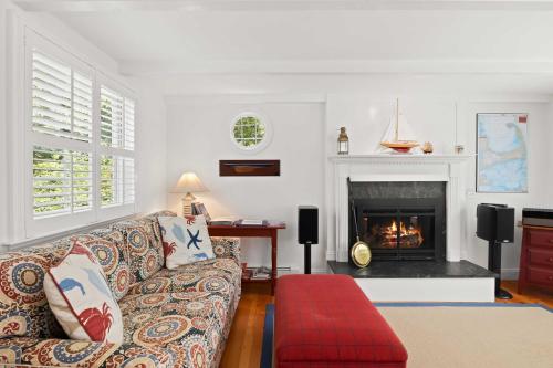 Charming Cottage with Deck - Walk to Skaket Beach! - image 8