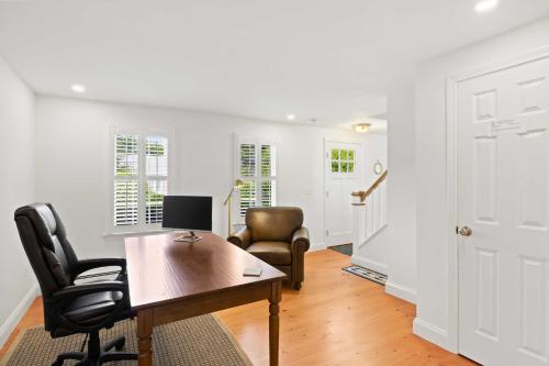 Charming Cottage with Deck - Walk to Skaket Beach! - image 12