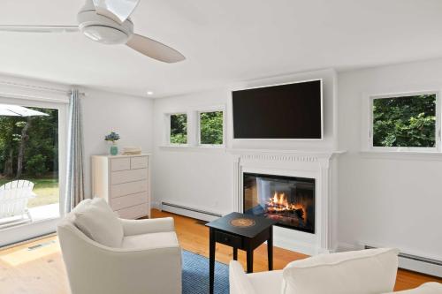 Charming Cottage with Deck - Walk to Skaket Beach! - image 11