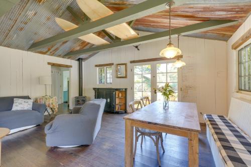 Farmhouse-Chic Carpinteria Cottage with Pool Access