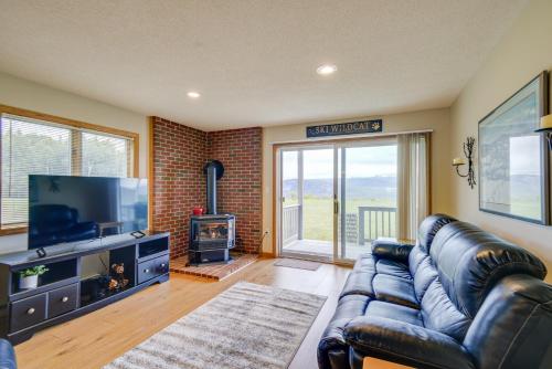 Bartlett Condo with Mountain View and Outdoor Pool!