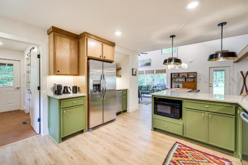 Pet-Friendly Garfield Cabin on Beaver Lake! in Garfield, USA