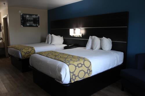 Baymont Inn & Suites - Accommodation - Manning