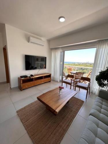 Sea View 2 bedroom apartment walking distance to the beach