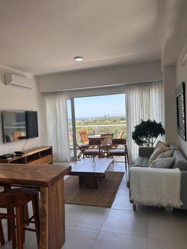 Sea View 2 bedroom apartment walking distance to the beach