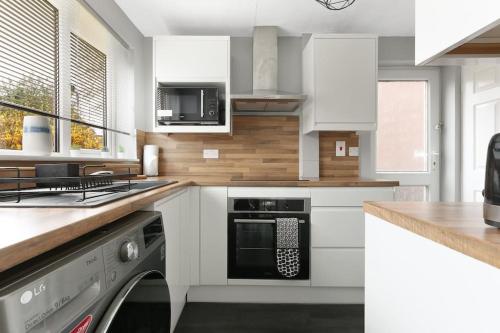 Superb 3 bed house, homely comforts close to supermarkets, with private parking on gated premise in วูดเฮาส์