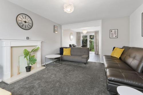 Superb 3 bed house, homely comforts close to supermarkets, with private parking on gated premise in วูดเฮาส์