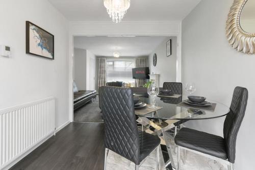 Superb 3 bed house, homely comforts close to supermarkets, with private parking on gated premise in วูดเฮาส์