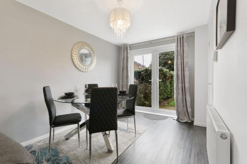 Superb 3 bed house, homely comforts close to supermarkets, with private parking on gated premise in วูดเฮาส์