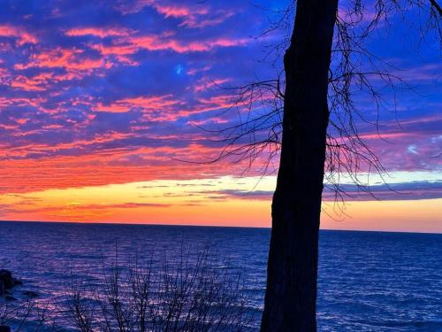 Lakefront Home w/Brilliant Views