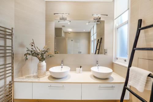 Picture of Spacious And Modern 4 Beds Home In Kensington