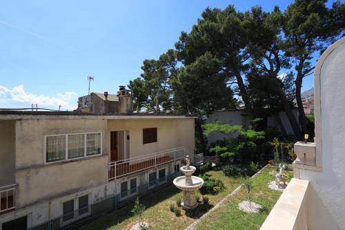 Apartments by the sea Brela Makarska - 18356 - image 2