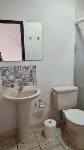 Casa Enorme para 12 pessoas, 4 suites e um fundo com 18mil metros de mata e um pier no rio que sai para o mar-Internet 100MB