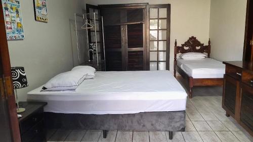 Casa Enorme para 12 pessoas, 4 suites e um fundo com 18mil metros de mata e um pier no rio que sai para o mar-Internet 100MB