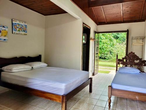 Casa Enorme para 12 pessoas, 4 suites e um fundo com 18mil metros de mata e um pier no rio que sai para o mar-Internet 100MB