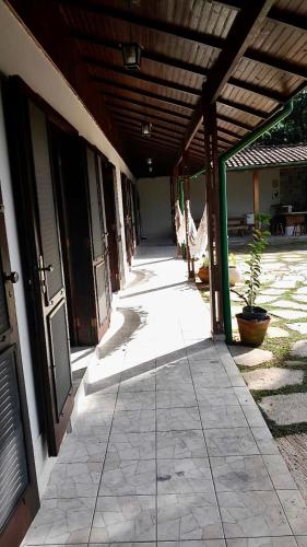 Casa Enorme para 12 pessoas, 4 suites e um fundo com 18mil metros de mata e um pier no rio que sai para o mar-Internet 100MB