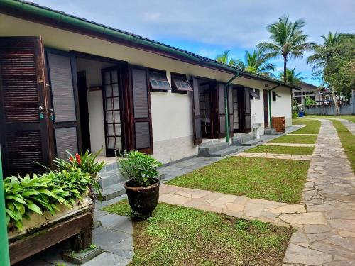 Casa Enorme para 12 pessoas, 4 suites e um fundo com 18mil metros de mata e um pier no rio que sai para o mar-Internet 100MB