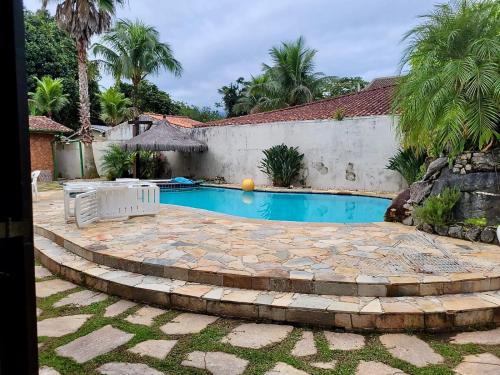 Casa Enorme para 12 pessoas, 4 suites e um fundo com 18mil metros de mata e um pier no rio que sai para o mar-Internet 100MB