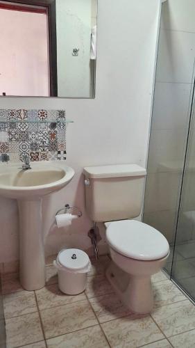 Casa Enorme para 12 pessoas, 4 suites e um fundo com 18mil metros de mata e um pier no rio que sai para o mar-Internet 100MB