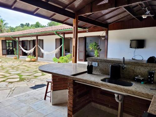 Casa Enorme para 12 pessoas, 4 suites e um fundo com 18mil metros de mata e um pier no rio que sai para o mar-Internet 100MB