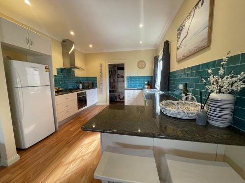 Award winning - Open plan Coastal Beauty in Patonga Beach - Pet Friendly