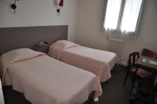 2 twin beds