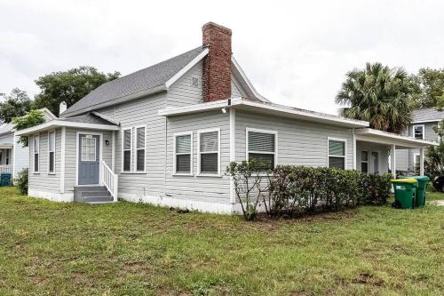 Cozy Downtown Eustis Home minutes from Mt. Dorah!