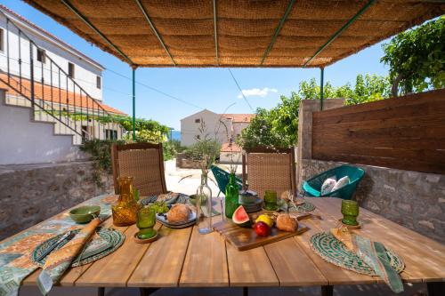 beranda/teres, Nona Vi - Boutique Stone House in Brac Island